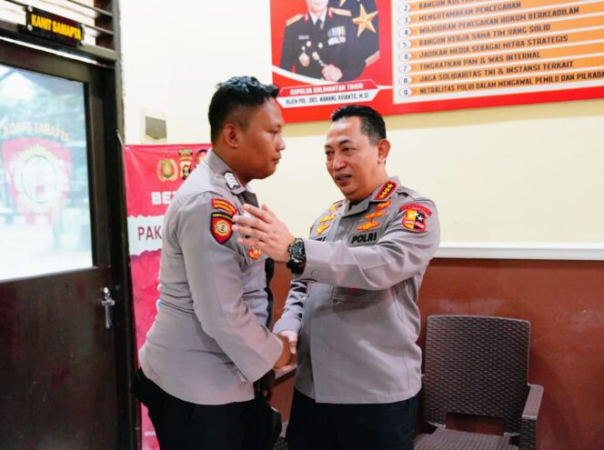 
					Temui Polisi Penggali Kubur, Kapolri : Terus Jadi Polisi Baik untuk Masyarakat