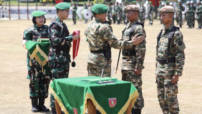 
					Foto: Hari ini Pangdam VI/Mulawarman, Mayjen TNI Tri Budi Utomo, resmi menutup Latihan Dasar Militer Komponen Cadangan (Komcad) tahun 2024 di Lapangan Loyalitas Rindam VI/Mlw (09/09/24). (DOK. Istimewa)
