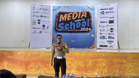 Foto: Kasat Lantas AKP Rhondy Hermawan menerangkan tentang pentingnya safety riding kepada siswa-siswi SMA/SMK sederajat. (DOK. CahayaBorneo.com)