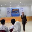 Foto: Jaksa Fungsional Bidang Intelijen dari Kejaksaan Negeri (Kajari) PPU, Titania Syafira Nur Hana pada Kegiatan Media Goes To School di SMKN 2 PPU. (DOK. CahayaBorneo.com)