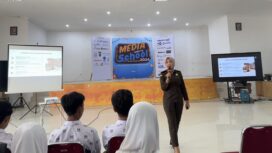 Foto: Jaksa Fungsional Bidang Intelijen dari Kejaksaan Negeri (Kajari) PPU, Titania Syafira Nur Hana pada Kegiatan Media Goes To School di SMKN 2 PPU. (DOK. CahayaBorneo.com)