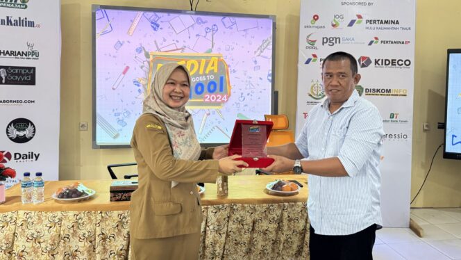 
					Foto: Kegiatan Media Goes to School 2024 dengan tema “Generasi Digital Lokal Kreatif dan Inovatif” di SMKN 4 Waru. (DOK. CahayaBorneo.com)
