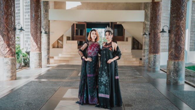 
					Foto: Ketua ADWINDO Kalimantan Timur, Dwie Arum Meynina (kiri) dan Putri Pariwisata Kaltim Aji Khalida Zia (kanan). (DOK. Istimewa)