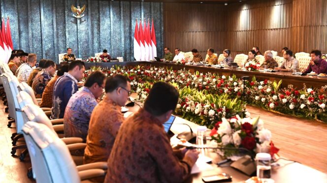 
					Foto: Presiden Joko Widodo kembali menggelar Sidang Kabinet Paripurna (SKP) di Ruang Sidang Kabinet, Istana Garuda, Ibu Kota Nusantara (IKN), pada Jumat, 13 September 2024. (DOK. Istimewa)