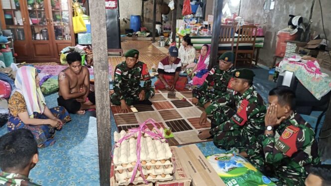 
					Foto: Satgas Pamtas RI-Malaysia Yonarmed 11 Kostrad, Pos Aji Kuning membagikan sembako serta makanan ringan kepada korban kebakaran di rumah Ruslan. (DOK. Istimewa)