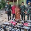 Foto: Satgas Pamtas RI-Malaysia Yonarmed 11 Kostrad kembali berhasil menggagalkan upaya penyelundupan minuman keras (miras) merek Huster sebanyak 480 kaleng. (DOK. Istimewa)
