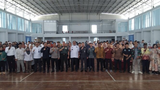 
					Foto : Pj Bupati PPU, Muhammad Zainal Arifin pada saat sosialisasi sosialisasi pendidikan politik. Upaya ini bertujuan untuk meningkatkan partisipasi masyarakat dalam pemilihan Gubernur dan Wakil Gubernur Kalimantan Timur,  Bupati dan Wakil Bupati PPU (DOK.CahayaBorneo/AJI)