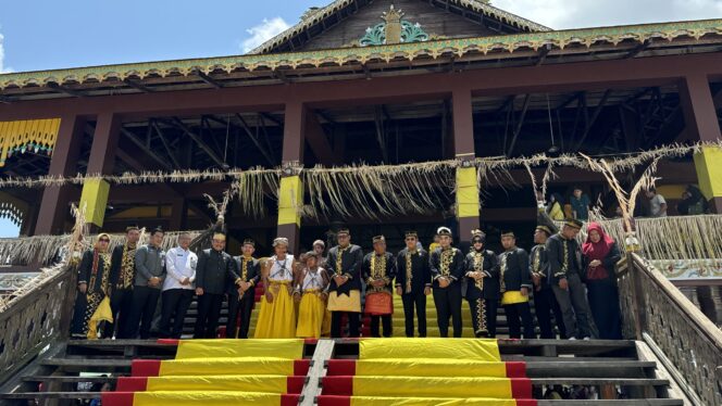 
					Foto: Penjabat (Pj) Bupati Muhammad Zainal Arifin pada saat peresmian Festival Nondoi Adat Paser di Rumah Adat Paser Kuta Rekan Tatau Dok : (CahayaBorneo/Aji)