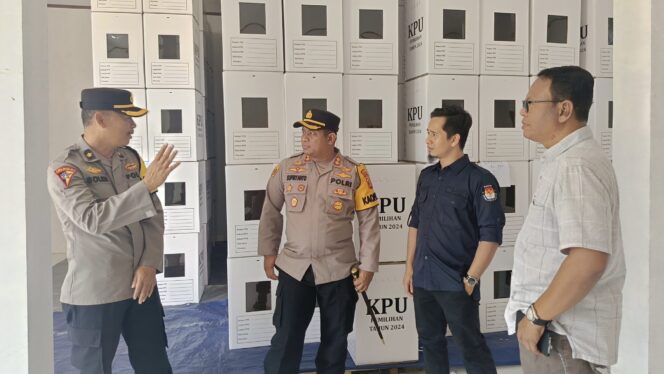 
					Foto: Kapolres PPU Pastikan Kesiapan Logistik Pilkada di Gudang KPU Jelang Pemungutan Suara. (DOK.HUMAS PPU)