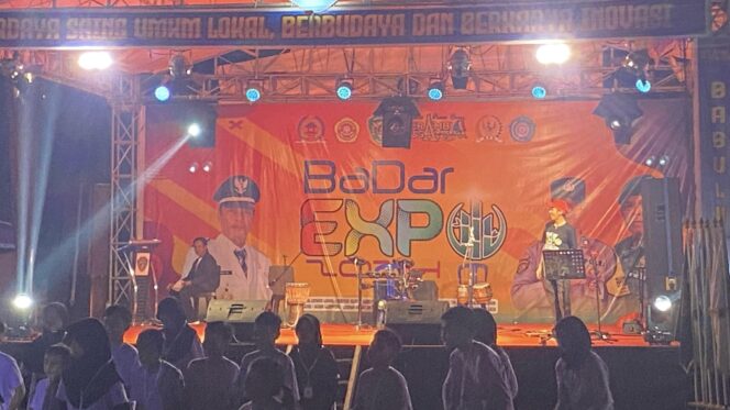 
					Foto : acara  acara Badar Expo Usaha Mikro, Kecil dan Menengah, di Lapangan Babulu Darat. (DOK. CahayaBorneo/AJI)