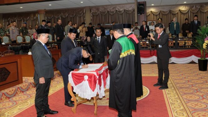
					Foto: Dewan Perwakilan Rakyat Daerah (DPRD) Kabupaten Penajam Paser Utara (PPU) menggelar rapat paripurna pengucapan sumpah atau janji pimpinan DPRD PPU periode 2024-2029. (DOK. Iatimewa)