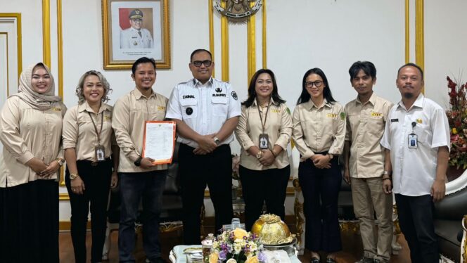 
					Foto: Komite Ekonomi Kreatif (Ekraf) Kabupaten Penajam Paser Utara (PPU) menggelar audiensi dengan Penjabat (Pj) Bupati PPU, Zainal Arifin. (DOK. CahayaBorneo.com)