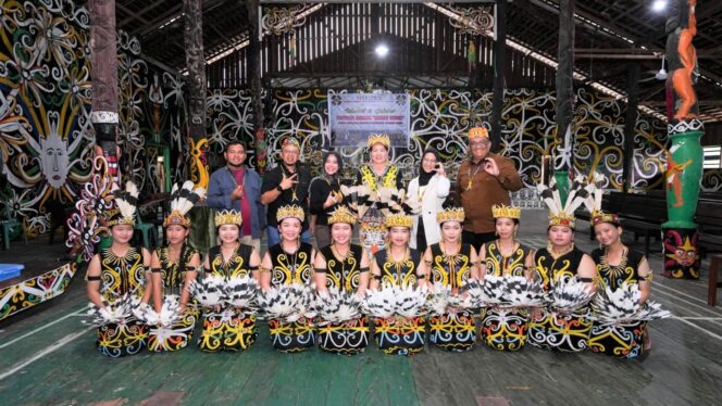 
					Foto: Perwakilan Kementerian Energi dan Sumber Daya Mineral (ESDM) RI bersama Satuan Kerja Khusus Pelaksana Kegiatan Usaha Hulu Minyak dan Gas Bumi (SKK Migas) wilayah Kalimantan dan Sulawesi (Kalsul) melakukan kunjungan monitoring. (DOK. Istimewa)
