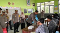 Polisi Resor (Polres) Penajam Paser Utara (PPU) bagikan makanan bergizi dan gratis diMadrasah Aliyah Al-Falah, Petung, PPU. Kamis (31/10/2024). (Dok: Humas Polres PPU)