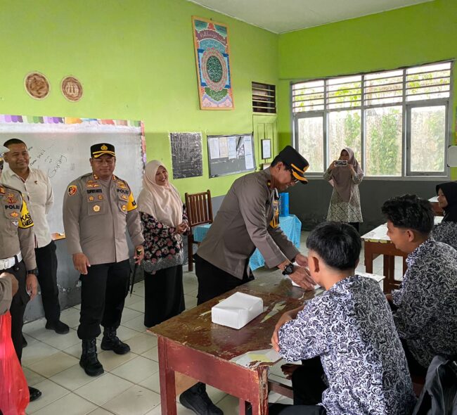 Polres PPU Wujudkan Program Nasional, Berikan Makanan Gratis di Sekolah