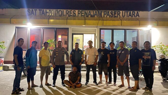 
					Foto: Kepolisian Resor (Polres) Penajam Paser Utara (PPU) berhasil menangkap tahanan titipan Kejaksaan Negeri (Kejari) PPU yang melarikan diri dari dari sel Polres sejak Sabtu (21/9/2024) lalu. (DOK. CahayaBorneo.com)