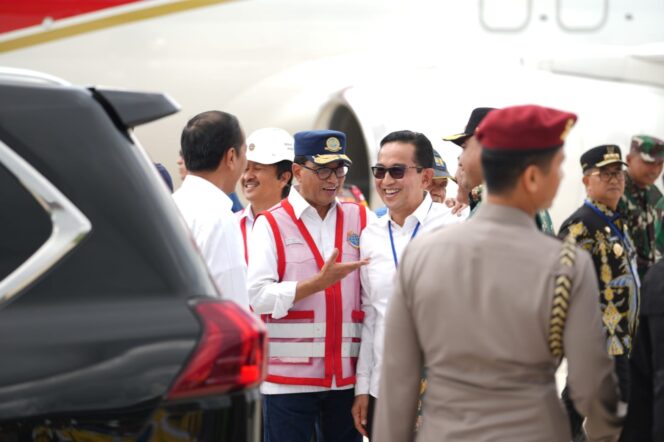 
					Foto: Presiden Jokowi dan Ibu Negara Iriana Jokowi untuk pertama kalinya mendarat di Bandara IKN, Penajam Paser Utara, Kalimantan Timur, Jumat (11/10), menggunakan Pesawat Kepresidenan seri Boeing 737-800. (DOK. Istimewa)