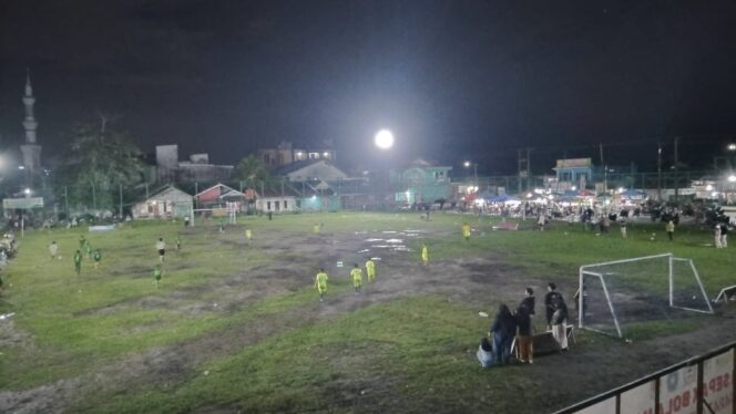 
					Kepala Desa Babulu Darat, Abdul Zais, pada saat kegiatan Turnamen sepak bola yang dilaksanakan di Lapangan Babulu Darat (Dok : CahayaBorneo/AJI)