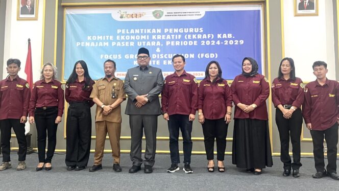 
					Foto: Penjabat (Pj) Bupati Penajam Paser Utara, Zainal Arifin, secara resmi melantik Komite Ekonomi Kreatif (Ekraf) Kabupaten PPU untuk periode 2024-2029. (DOK. CAHAYABORNEO/DMS)