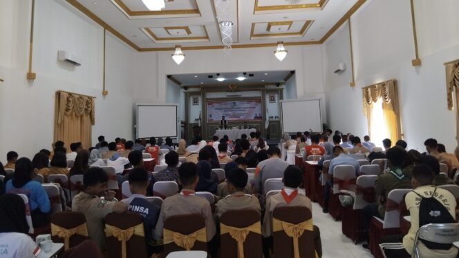 
					Foto: Anggota DPRD Kabupaten Penajam Paser Utara (PPU), Muhammad Bijak Ilhamdani, memberikan pembekalan kepada para calon Paskibraka di Kabupaten PPU melalui kegiatan Sosialisasi Pembentukan Paskibraka Kalimantan Timur bagi Pelajar SLTA Tahun 2024 pada Jumat (8/11/2024). (DOK. CahayaBorneo/AJI)