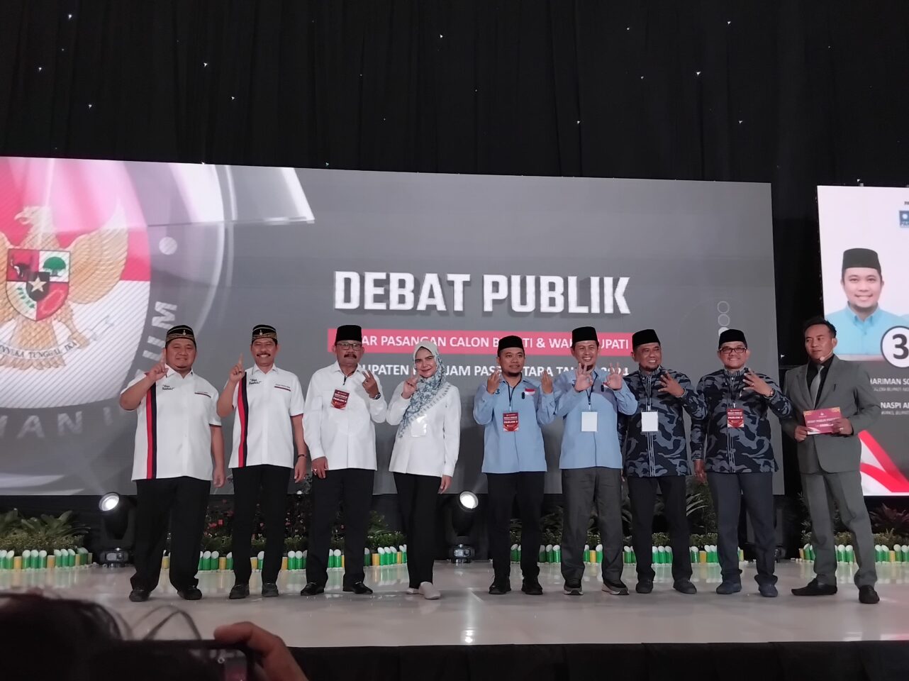 Mudyat Noor-Abdul Waris Muin, Andi Harahap-Dayang Donna Faroek, Desmon Hariman Sormin-Naspi Arsyad, dan Hamdam-Ahmad Basir, pada saat debat Publik di Dome Andan Oko, di Kelurahan Nipah nipah pada malam hari, Kamis (31/10/2024). (DOK: CahayaBorneo/AJI)