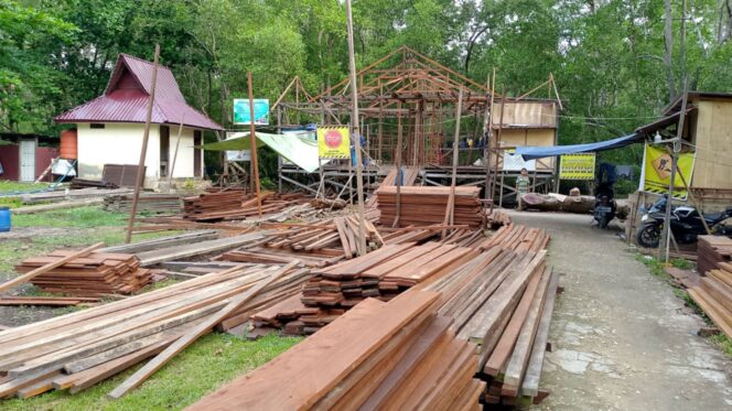 
					Foto : Pembangunan revitalisasi terhadap ekowisata mangrove yang terletak di Kelurahan Kampung Baru. (DOK: CahayaBorneo/AJI)


