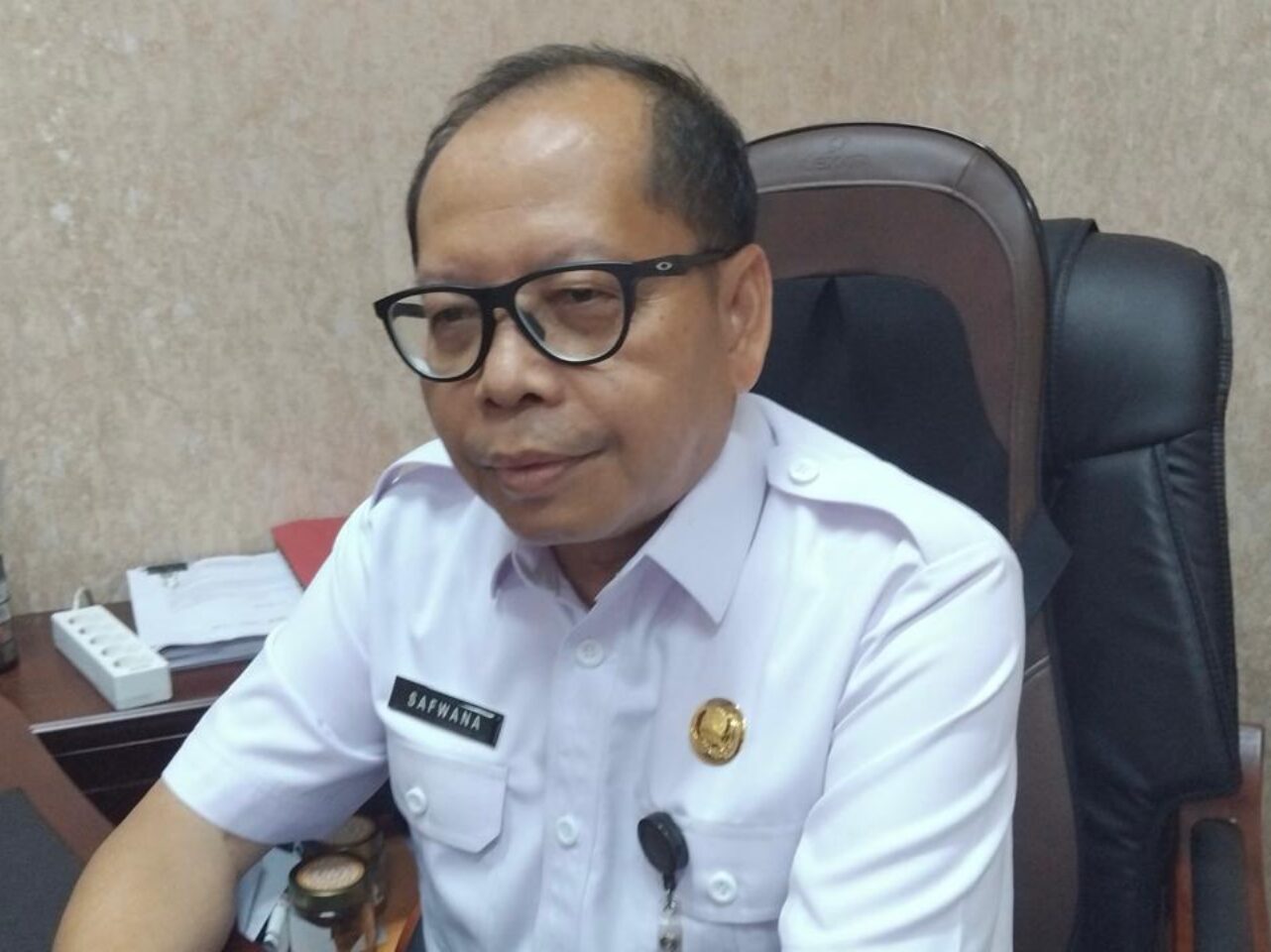 Kepala DLH PPU Safwana, pada saat ditemui di kantornya (Dok: CahayaBorneo\AJI)