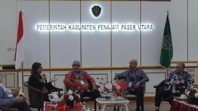 
					Asisten III Pemerintah Kabupaten PPU, Ainie, pada saat pertemuan di kantor Bupati bersama perwakilan berapa Negara (Dok : CahayaBorneo/AJI)