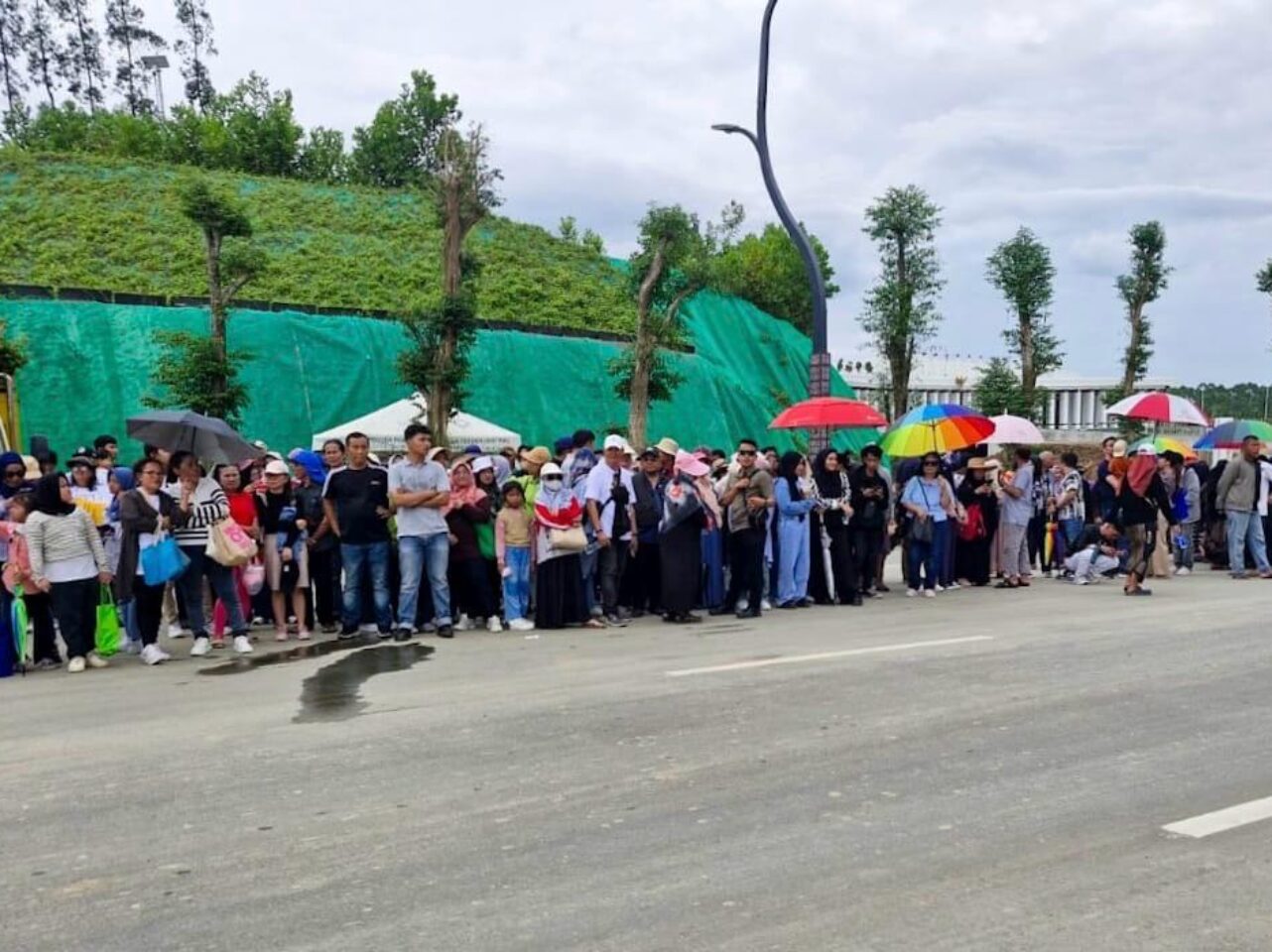 Sejumlah anggota Pramuka Kwartir Ranting Sepaku PPU bantu pengaturan kunjungan masyarakat ke kawasan IKN. (Dok. Humas OIKN)