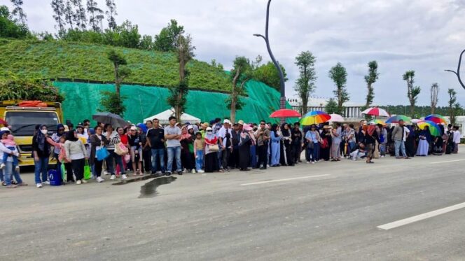 
					Sejumlah anggota Pramuka Kwartir Ranting Sepaku PPU bantu pengaturan kunjungan masyarakat ke kawasan IKN. (Dok. Humas OIKN)