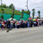 Sejumlah anggota Pramuka Kwartir Ranting Sepaku PPU bantu pengaturan kunjungan masyarakat ke kawasan IKN. (Dok. Humas OIKN)