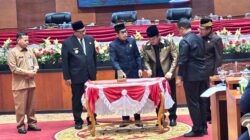 Ketua DPRD PPU, Rauf Muin para saat menggelar rapat paripurna istimewa untuk membahas Rancangan Peraturan Daerah (Raperda) tentang Rencana Pembangunan Jangka Panjang Daerah (RPJPD) Tahun 2025-2045 (Dok : CahayaBorneo/AJI)