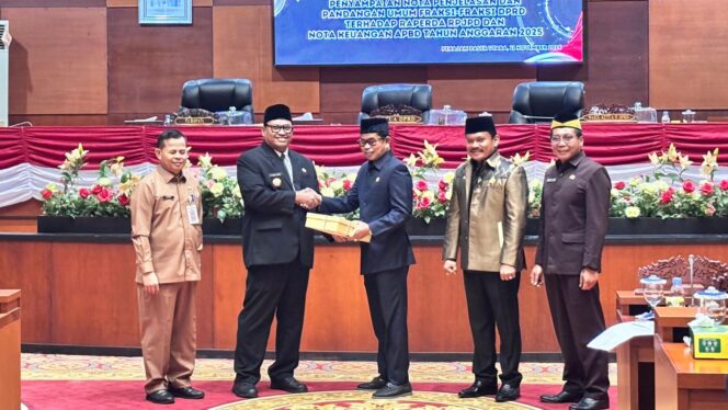 
					Penjabat (Pj) Bupati PPU, Zainal Arifin, pada saat rapat di Gedung Paripurna DPRD PPU (Dok : CahayaBorneo/AJI)