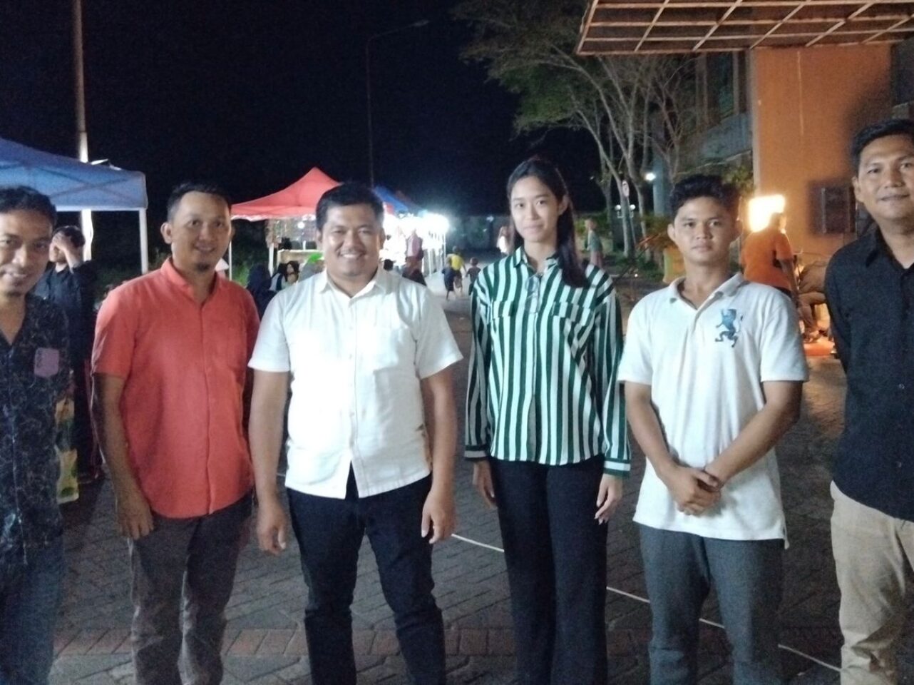 Putri Parawisata Kalimantan Timur, Nabila, bersama dengan kepala Dinas Disperindagkop di pasar induk. (Dok : CahayaBorneo/AJI)