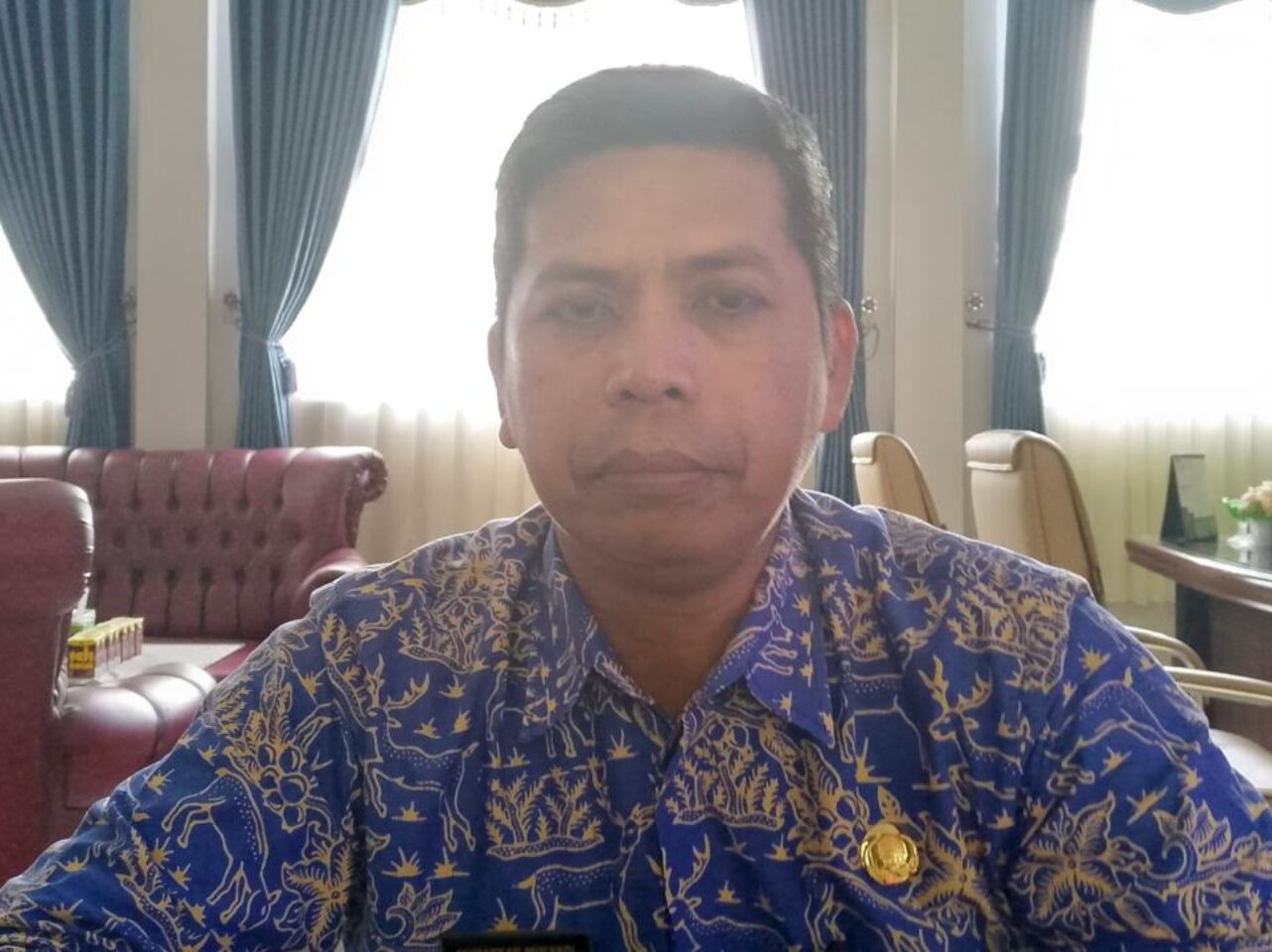 Kepala Bidang Perikanan Budidaya dan Lingkungan Hidup Diskan PPU, Musakkar Mulyadi pada saat di wawancarai di kantor Diskan. (Dok : CahayaBorneo/AJI)