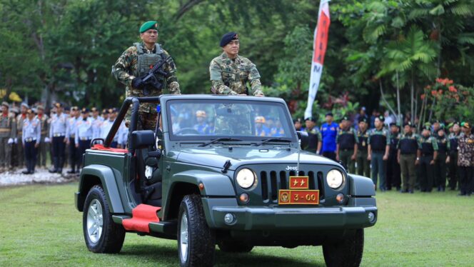 
					Upacara Penetapan Komponen Cadangan Matra Darat Gelombang II Tahun Anggaran 2024 yang dipimpin langsung oleh Sekjen Kemhan, Mayjen TNI Tri Budi Utomo, di Lapangan Merdeka, Rabu pagi (20/11/24). (Dok. Humas KODAM MULAWARMAN)