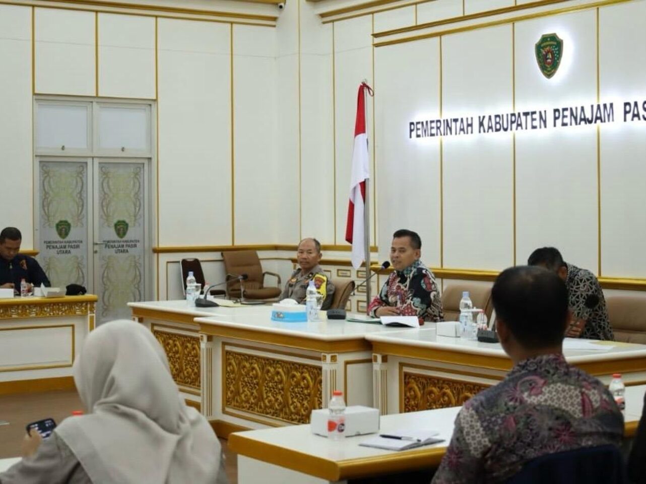 Penyampaian arahan teknis terkait pelaksanaan Desk Pilkada 2024 pada rapat koordinasi (Rakor) yang digelar di kantor Bupati PPU, Jumat, (22/11/2024). (Dok. Humas PPU)