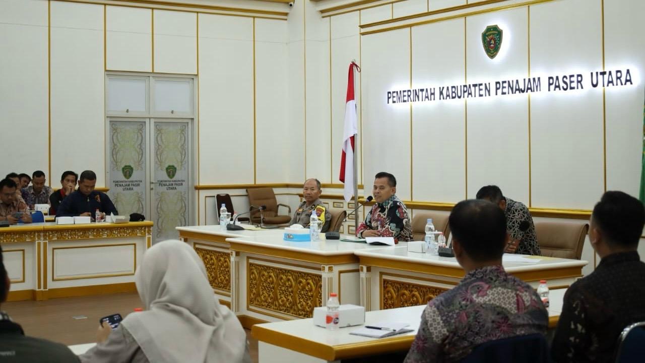 Penyampaian arahan teknis terkait pelaksanaan Desk Pilkada 2024 pada rapat koordinasi (Rakor) yang digelar di kantor Bupati PPU, Jumat, (22/11/2024). (Dok. Humas PPU)