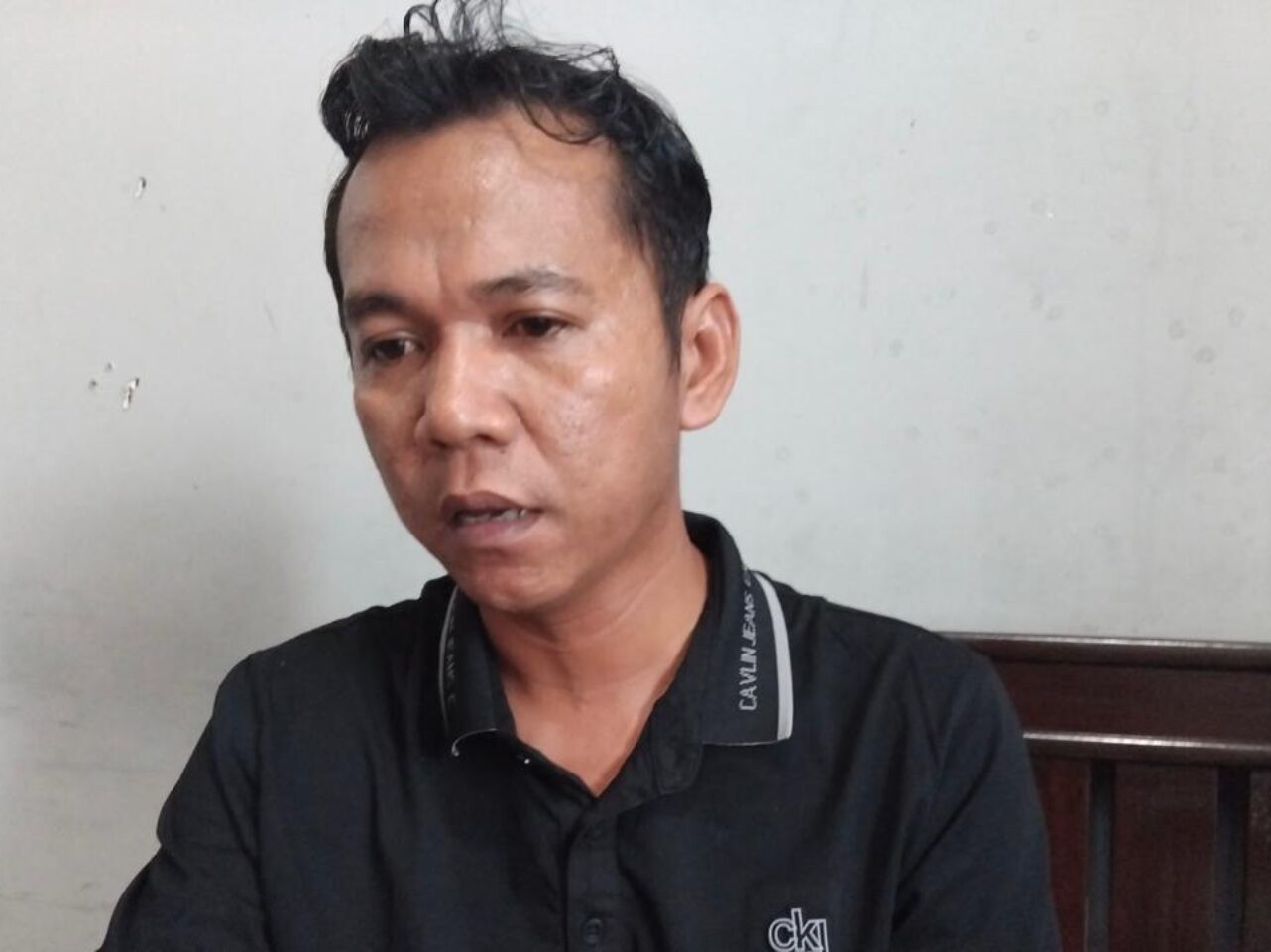 Koordinator Divisi Penindakan Pelanggaran dan Penyelesaian Sengketa Bawaslu PPU, Tata Rusmansyah, pada saat wawancara di kantor Bawaslu (Dok : CahayaBorneo/AJI)