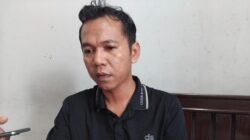 Koordinator Divisi Penindakan Pelanggaran dan Penyelesaian Sengketa Bawaslu PPU, Tata Rusmansyah, pada saat wawancara di kantor Bawaslu (Dok : CahayaBorneo/AJI)