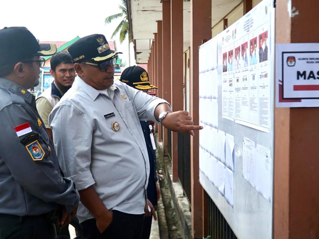 Pj Bupati PPU, Zainal Arifin memonitoring dilakukan untuk melihat langsung proses pelaksanaan pilkada yang ada di wilayah Kabupaten PPU. Rabu, (27/11/2024). (Dok: Humas PPU)