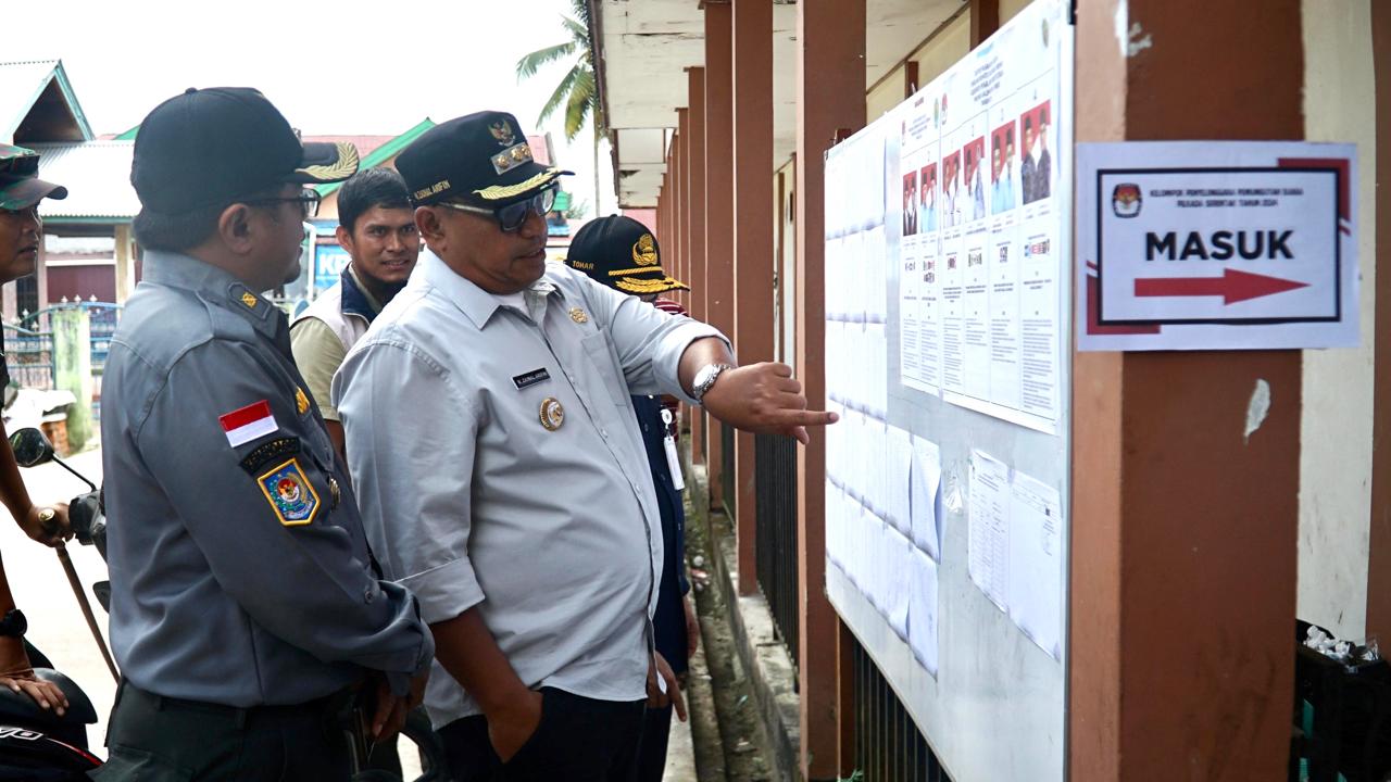 Pj Bupati PPU, Zainal Arifin memonitoring dilakukan untuk melihat langsung proses pelaksanaan pilkada yang ada di wilayah Kabupaten PPU. Rabu, (27/11/2024). (Dok: Humas PPU)