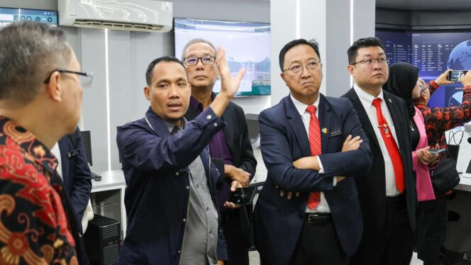 
					Delegasi Sabah, Malaysia bersama Konsulat Jenderal Republik Indonesia (KJRI) Kinabalu melakukan kunjungan ke Ibu Kota Nusantara (IKN), pada Kamis, (28/11/2024). (Dok. HUMAS OIKN)