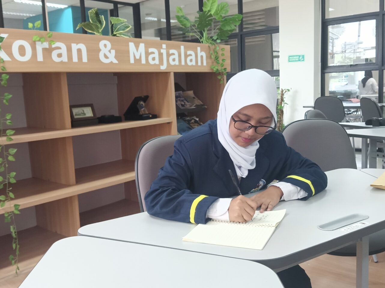 Penerima Beasiswa Sobat Bumi Kalimantan PT Pertamina Hulu Indonesia, Aisyah Noor Andrianie, yang kini menempuh pendidikan Arsitektur di Institut Teknologi Kalimantan (ITK).