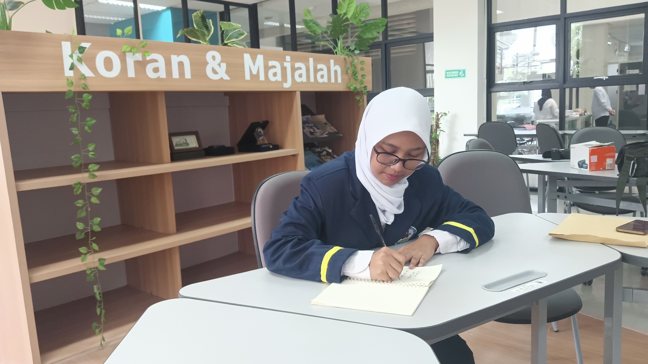 Penerima Beasiswa Sobat Bumi Kalimantan PT Pertamina Hulu Indonesia, Aisyah Noor Andrianie, yang kini menempuh pendidikan Arsitektur di Institut Teknologi Kalimantan (ITK).