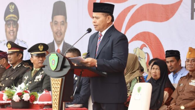 
					Foto: Sekretaris Daerah (Sekda) Kabupaten Penajam Paser Utara (PPU), Tohar, saat memimpin upacara peringatan yang digelar di halaman depan kantor Bupati PPU. (DOK. ISTIMEWA)