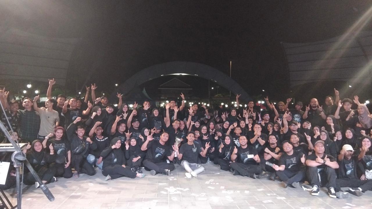 Band Cakra Adanu pada saat konser di Alun alun Penajam (Dok : CahayaBorneo/AJI)