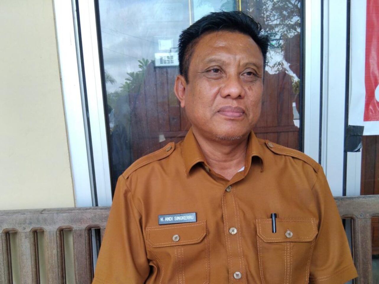 Kepala Disdikpora PPU, Andi Singkerru pada saat di wawancara di kantornya (Dok : CahayaBorneo/AJI)