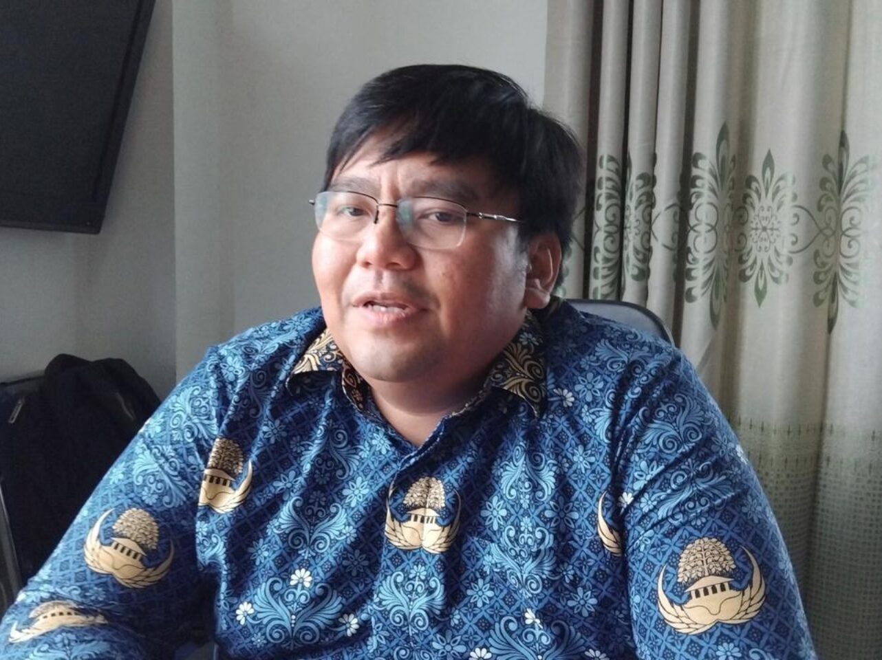 Kepala Bidang Bina Marga Dinas Pekerjaan Umum dan Penataan Ruang (PUPR) PPU, Petriandy Ponganton Pasulu pada saat ditemui di kantor PUPR PPU (Dok : CahayaBorneo/AJI)