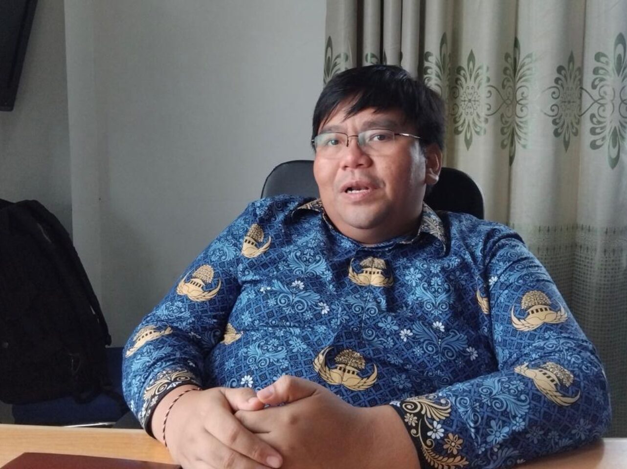 Kepala Bidang Bina Marga Dinas Pekerjaan Umum dan Penataan Ruang (PUPR) PPU, Petriandy Ponganton Pasulu pada saat ditemui di kantor PUPR PPU. (Dok : CahayaBorneo/AJI)